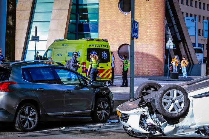 Automobilist belandt op de kop na botsing