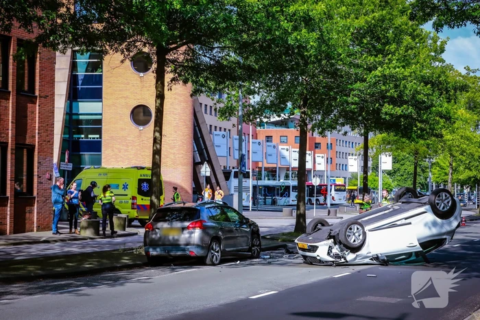 Automobilist belandt op de kop na botsing