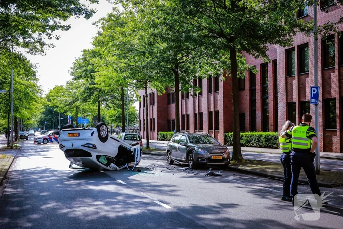 Automobilist belandt op de kop na botsing