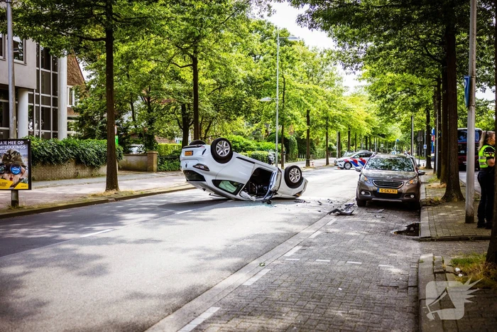 Automobilist belandt op de kop na botsing