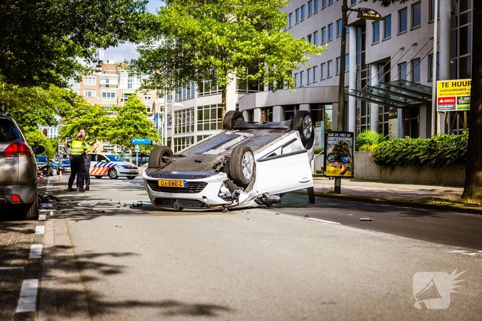 Automobilist belandt op de kop na botsing