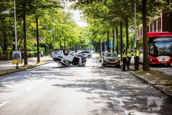 Automobilist belandt op de kop na botsing