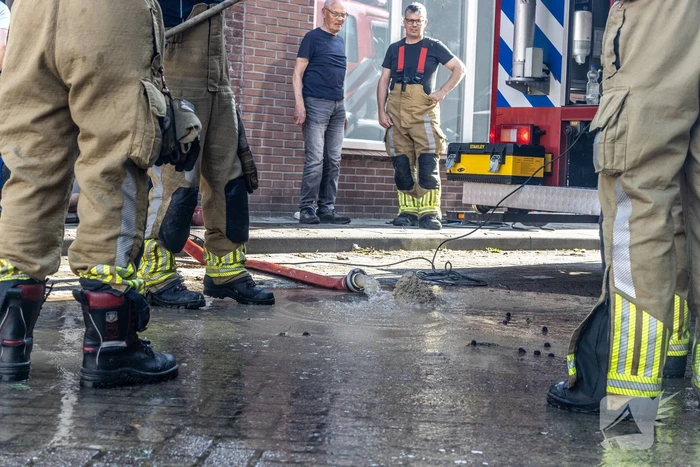 Bewoners kampen met grote waterlekkage onder woning