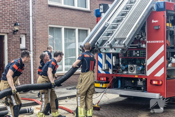 Bewoners kampen met grote waterlekkage onder woning