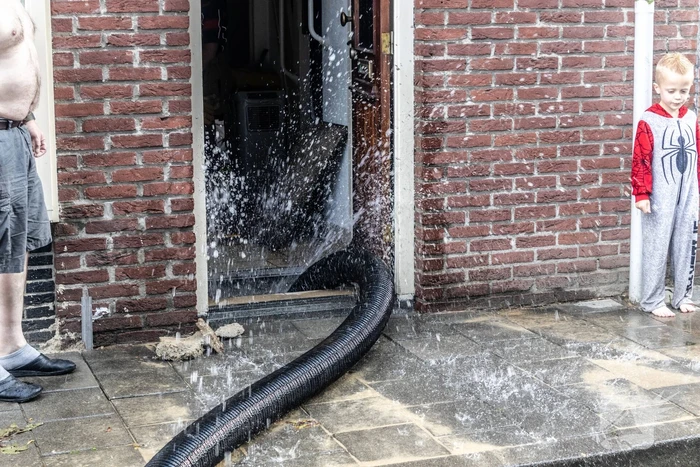 Bewoners kampen met grote waterlekkage onder woning