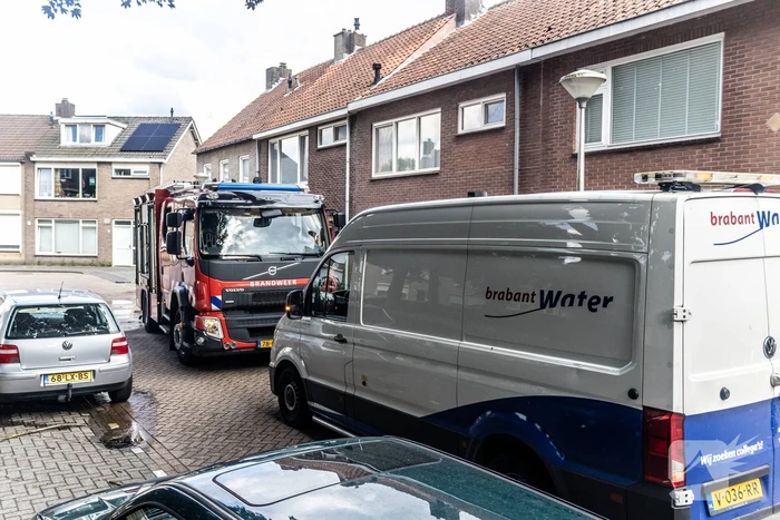 Bewoners kampen met grote waterlekkage onder woning