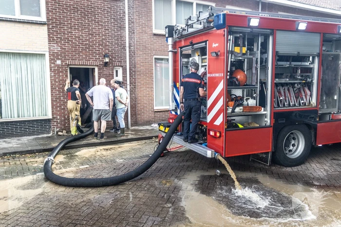Bewoners kampen met grote waterlekkage onder woning