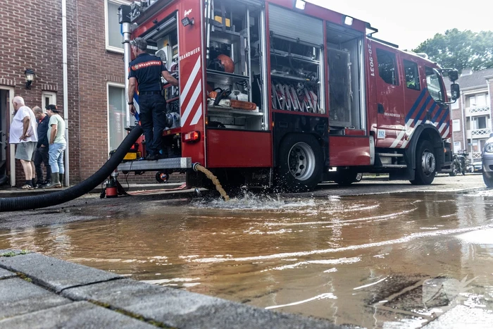 Bewoners kampen met grote waterlekkage onder woning
