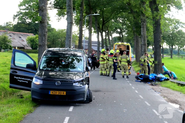 Motorrijder zwaargewond bij botsing met bestelbus