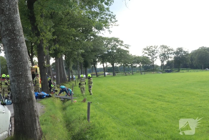 Motorrijder zwaargewond bij botsing met bestelbus