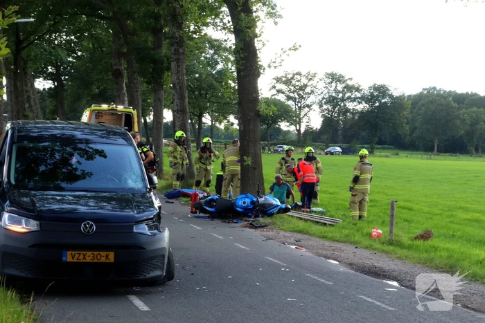 Motorrijder zwaargewond bij botsing met bestelbus