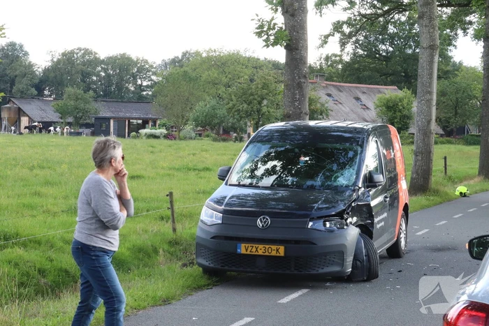 Motorrijder zwaargewond bij botsing met bestelbus
