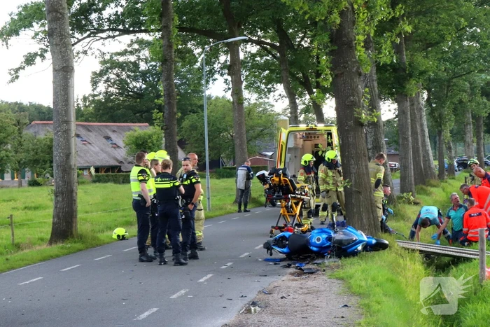 Motorrijder zwaargewond bij botsing met bestelbus