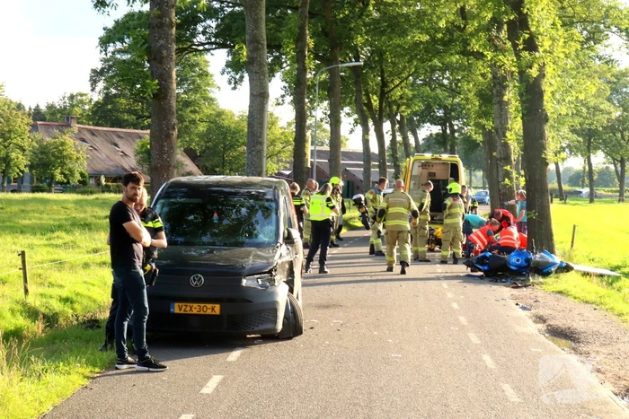 Motorrijder zwaargewond bij botsing met bestelbus