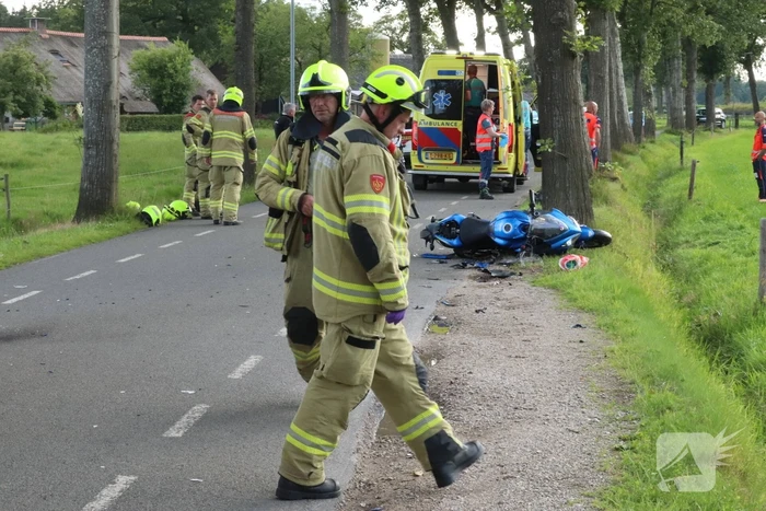 Motorrijder zwaargewond bij botsing met bestelbus