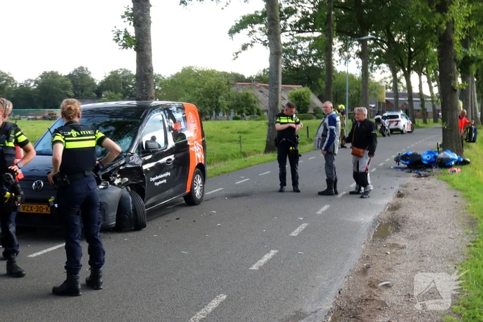 Motorrijder zwaargewond bij botsing met bestelbus