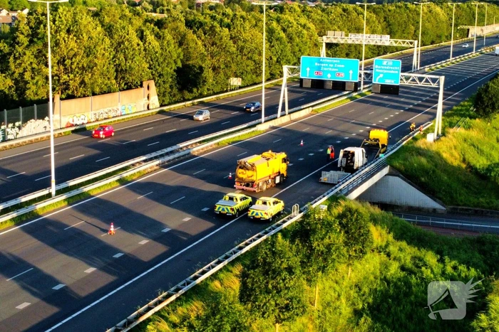 Bestelbus vliegt in brand op snelweg