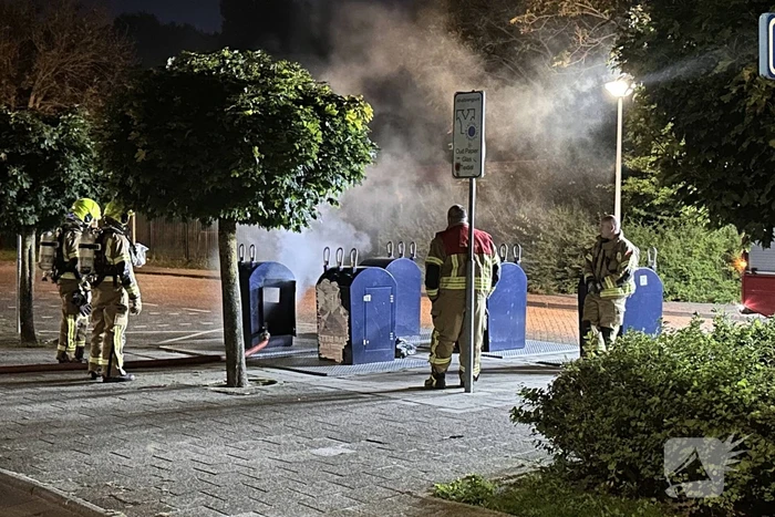 Brandweer blust brand in ondergrondse container
