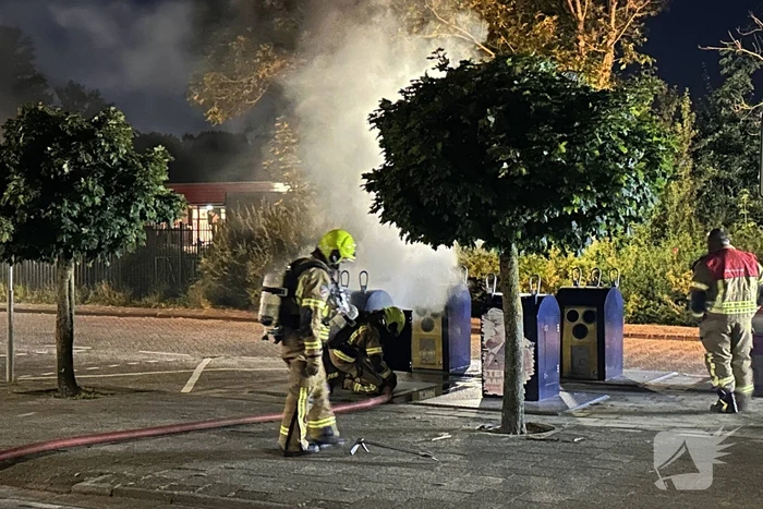 Brandweer blust brand in ondergrondse container