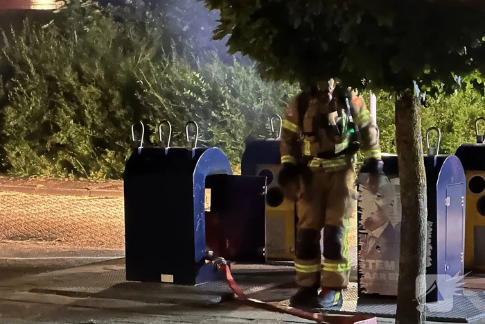 Brandweer blust brand in ondergrondse container