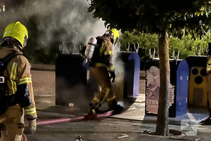 Brandweer blust brand in ondergrondse container