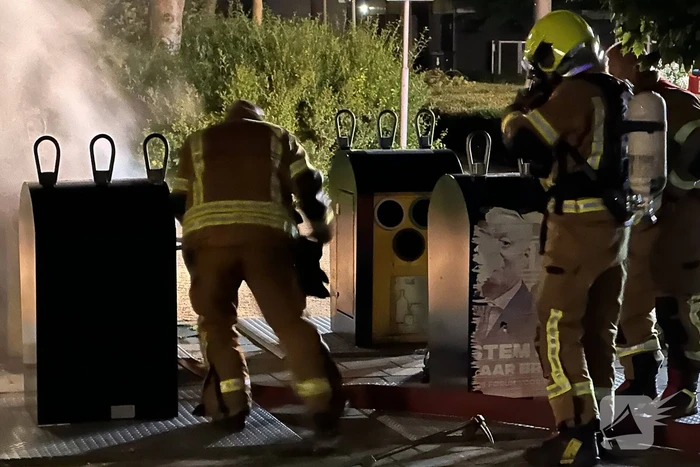 Brandweer blust brand in ondergrondse container