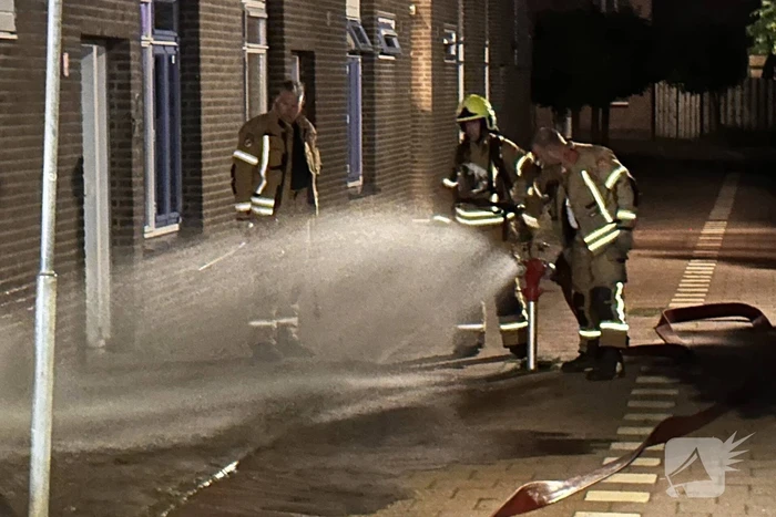 Brandweer blust brand in ondergrondse container