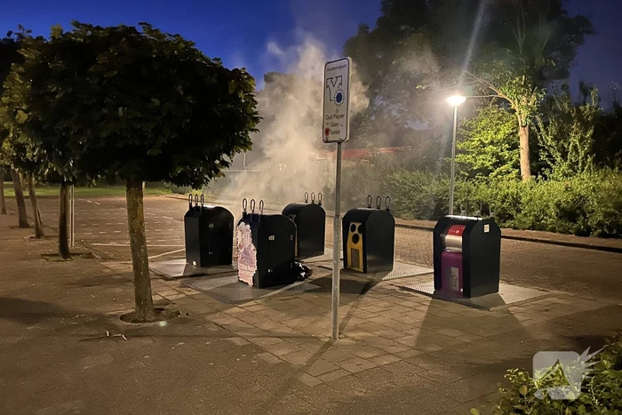 Brandweer blust brand in ondergrondse container