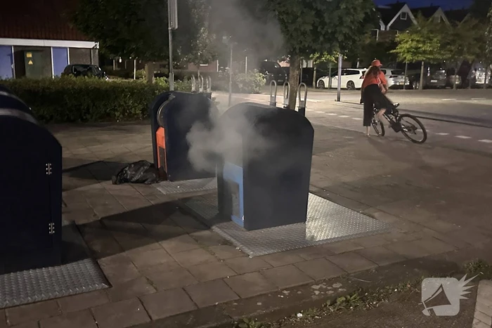 Brandweer blust brand in ondergrondse container