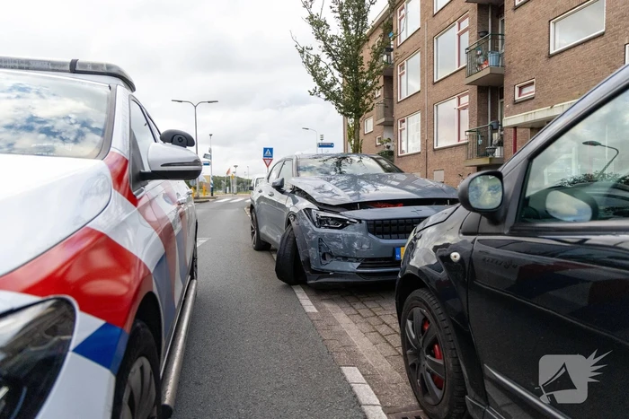 Automobilist ramt geparkeerde auto's en vlucht
