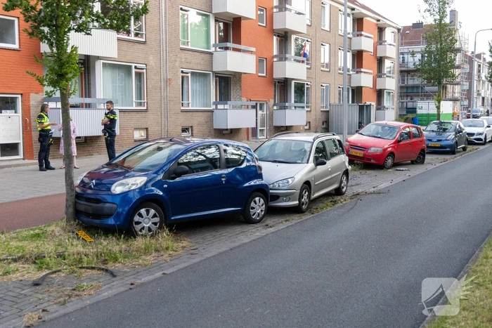 Automobilist ramt geparkeerde auto's en vlucht