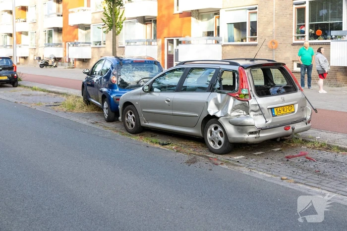 Automobilist ramt geparkeerde auto's en vlucht