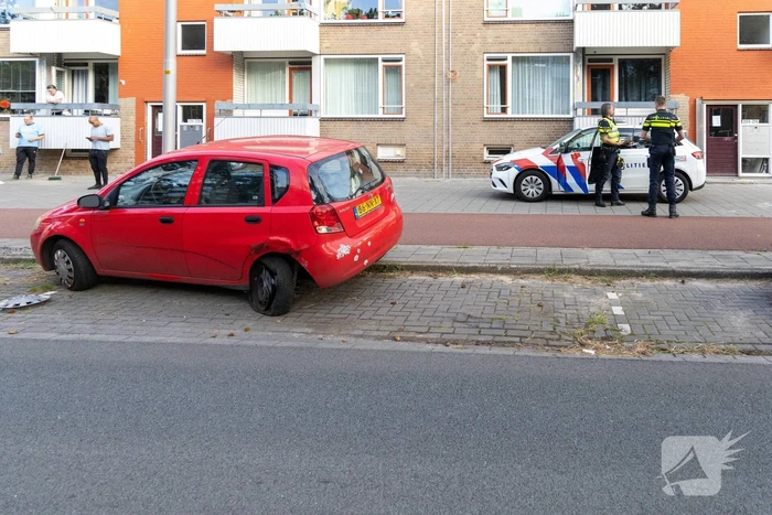 Automobilist ramt geparkeerde auto's en vlucht