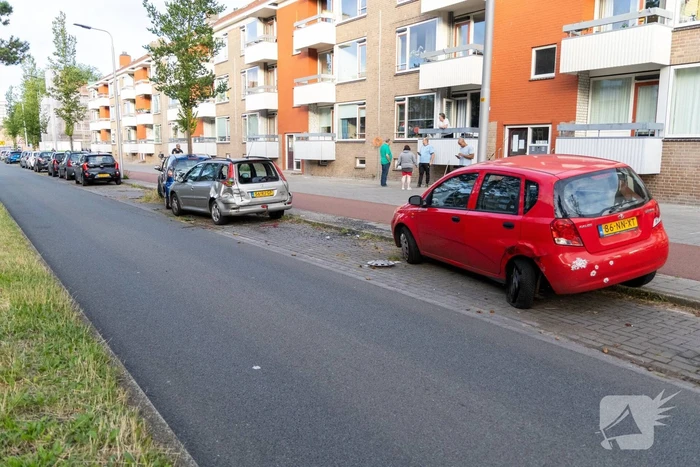 Automobilist ramt geparkeerde auto's en vlucht