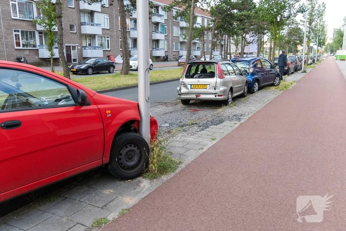 Automobilist ramt geparkeerde auto's en vlucht