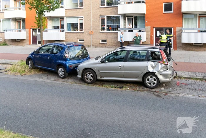 Automobilist ramt geparkeerde auto's en vlucht
