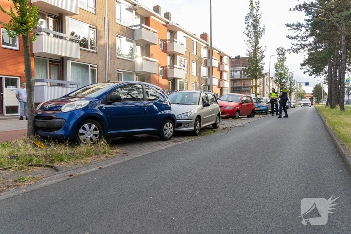 Automobilist ramt geparkeerde auto's en vlucht