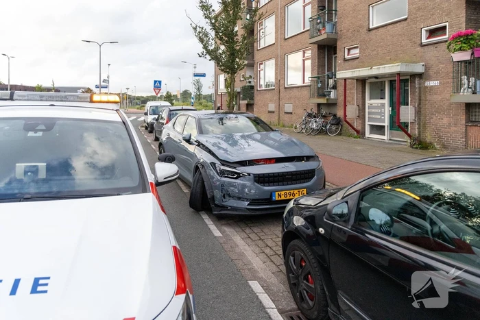 Automobilist ramt geparkeerde auto's en vlucht