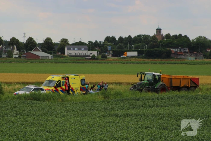 Fietser komt ten val door tractor