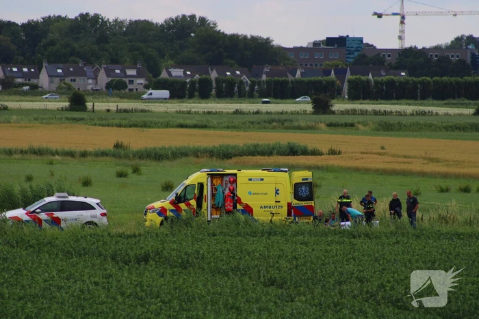 Fietser komt ten val door tractor