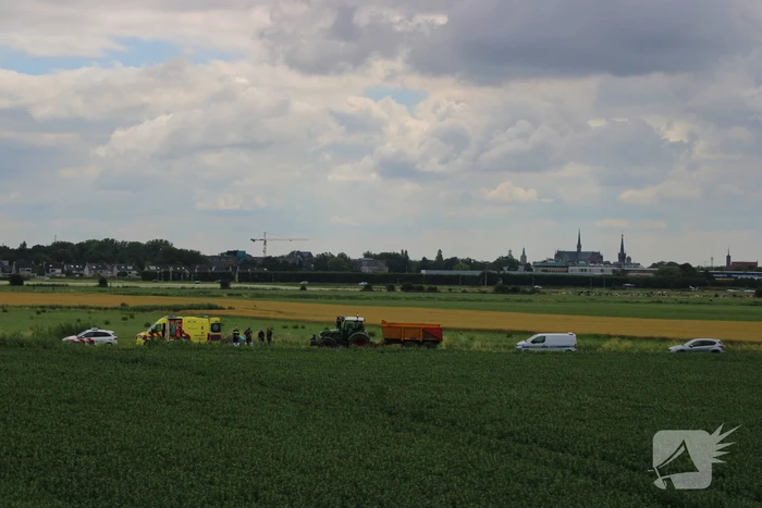 Fietser komt ten val door tractor