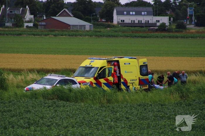 Fietser komt ten val door tractor