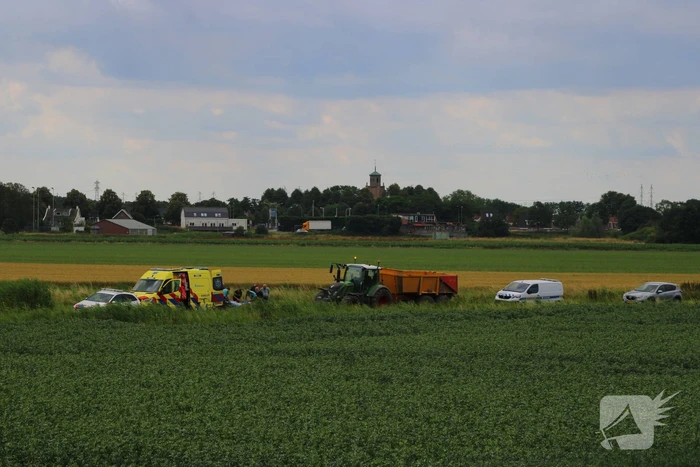 Fietser komt ten val door tractor