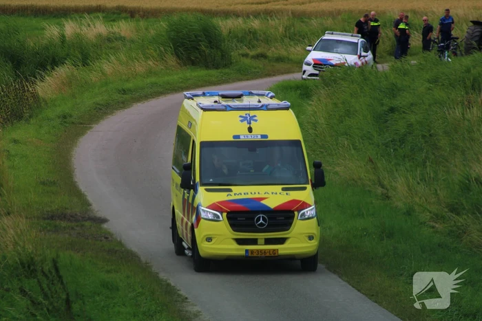 Fietser komt ten val door tractor