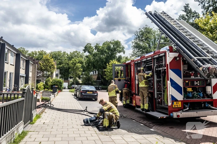 Brandweer voert nacontrole uit bij afgebrande woning