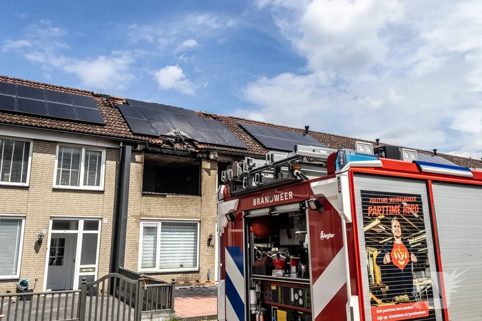 Brandweer voert nacontrole uit bij afgebrande woning