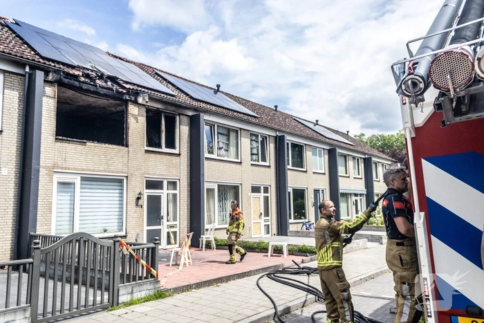 Brandweer voert nacontrole uit bij afgebrande woning