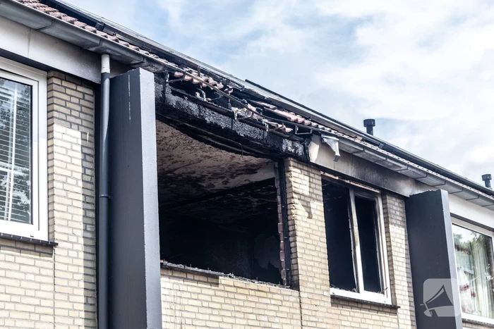 Brandweer voert nacontrole uit bij afgebrande woning