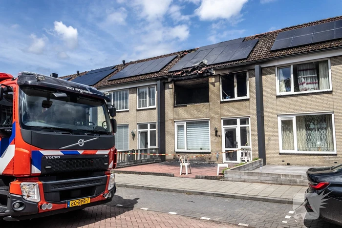 Brandweer voert nacontrole uit bij afgebrande woning