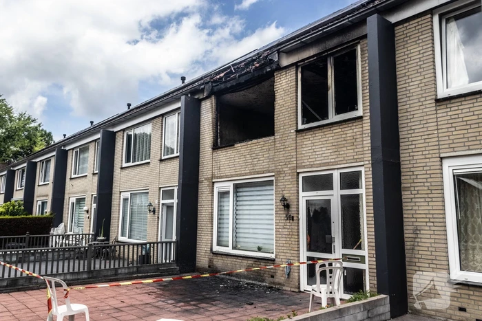 Brandweer voert nacontrole uit bij afgebrande woning